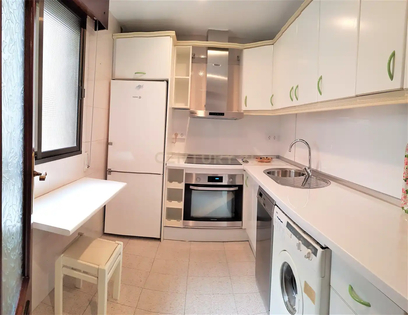 Cuina de Apartament de lloguer en Málaga amb Aire condicionat
