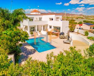 Vista exterior de Casa o xalet en venda en Cuevas del Almanzora amb Aire condicionat, Terrassa i Piscina