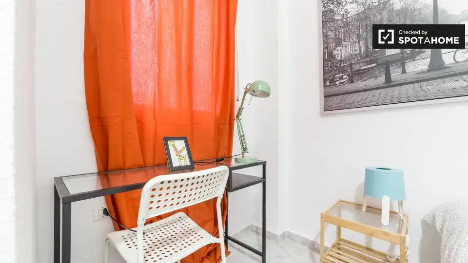 Schlafzimmer von Wohnung zur untervermieten in Valencia mit Klimaanlage, Heizung und Möbliert