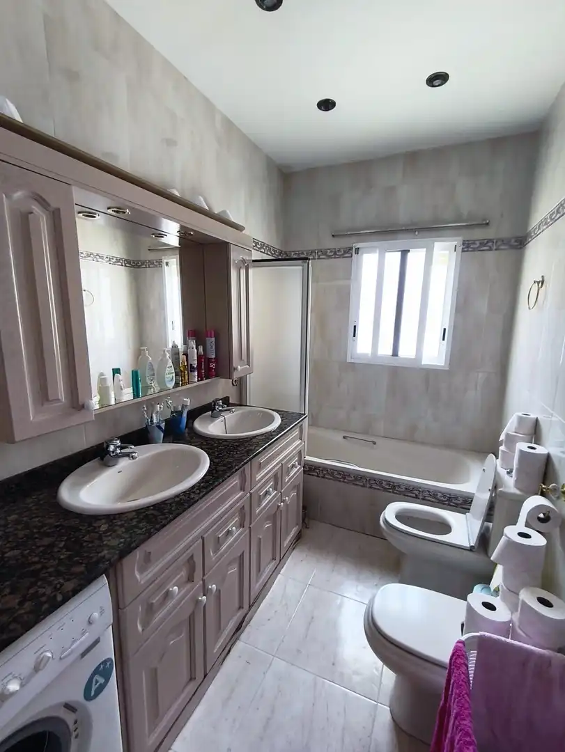 Badezimmer von Haus oder Chalet zum Verkauf in L'Alfàs del Pi mit Klimaanlage, Privatgarten und Terrasse