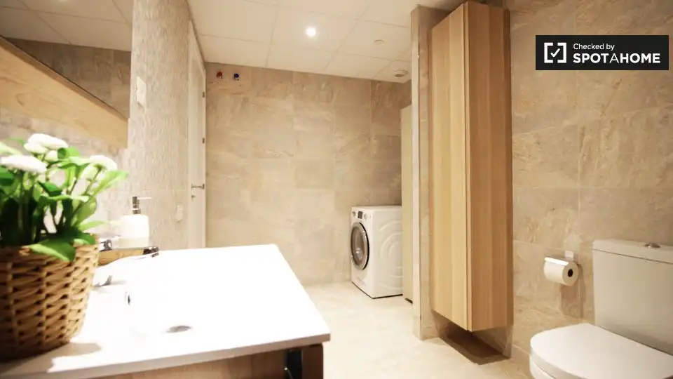 Baño de Piso de alquiler en Barcelona con Aire acondicionado, Calefacción y Amueblado