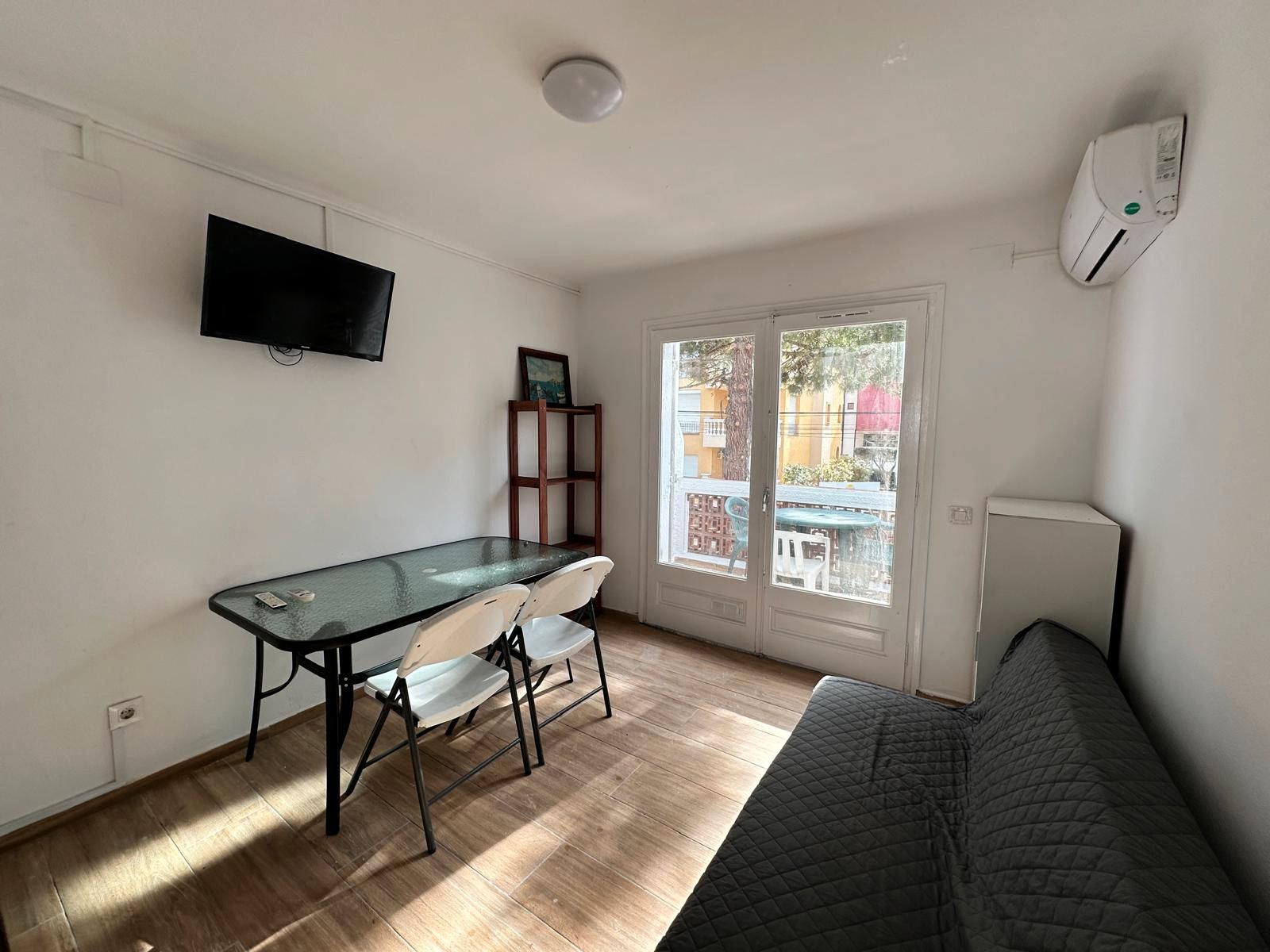 Living room of Study to rent in Empuriabrava  with Air Conditioner and Balcony