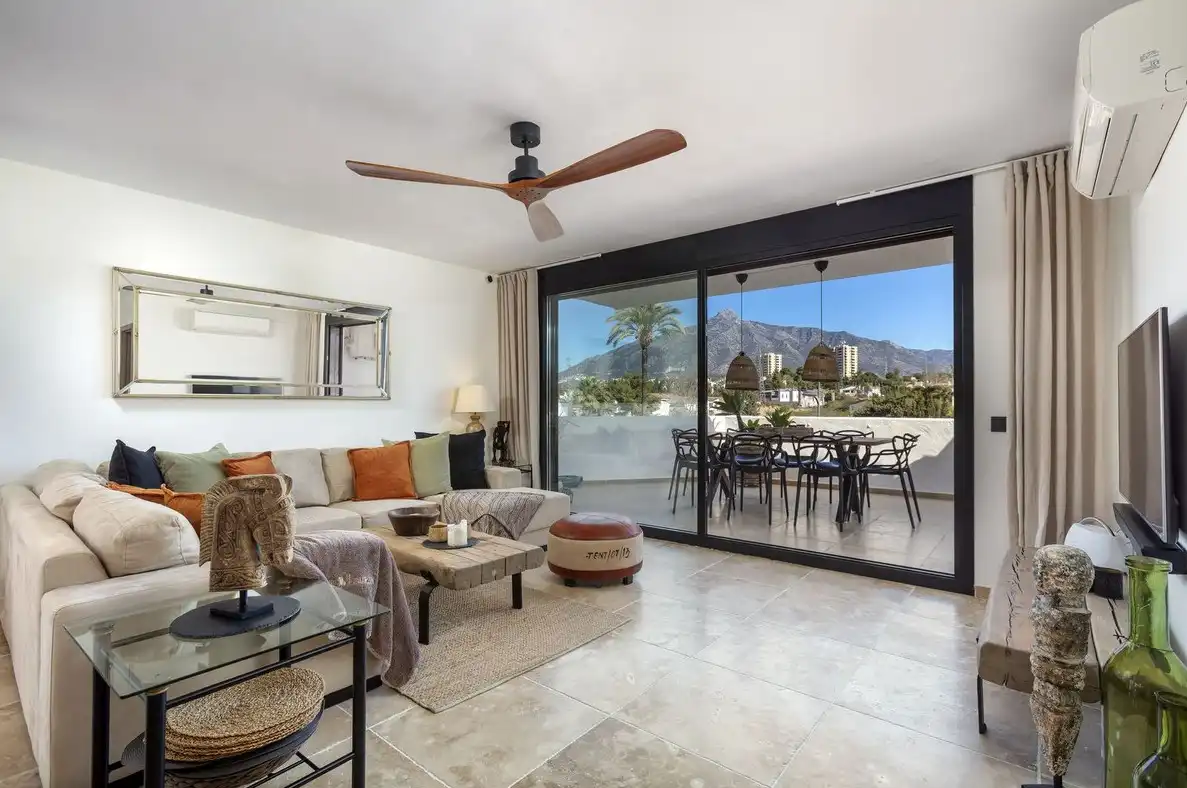 Sala de estar de Dúplex en venta en Marbella con Aire acondicionado, Calefacción y Terraza