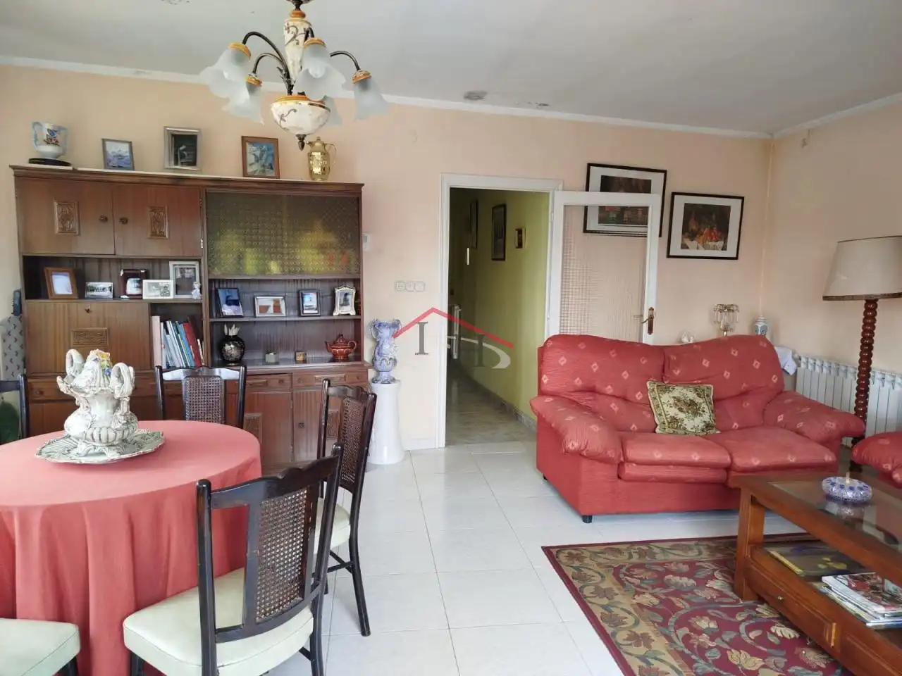 Sala d'estar de Casa o xalet en venda en León Capital  amb Calefacció, Terrassa i Balcó