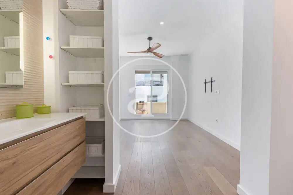 Wohnung zur Miete in Valencia mit Klimaanlage, Terrasse und Abstellraum