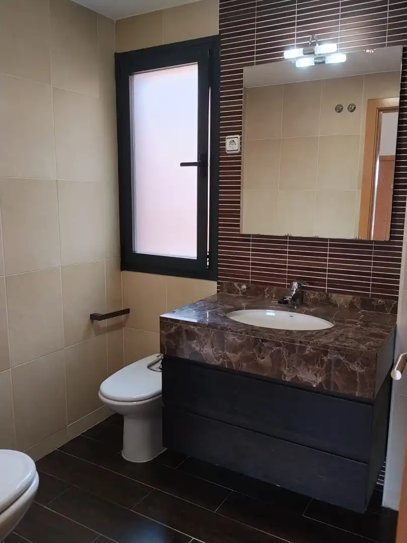 Bany de Dúplex de lloguer en Pozuelo de Alarcón amb Aire condicionat, Calefacció i Terrassa