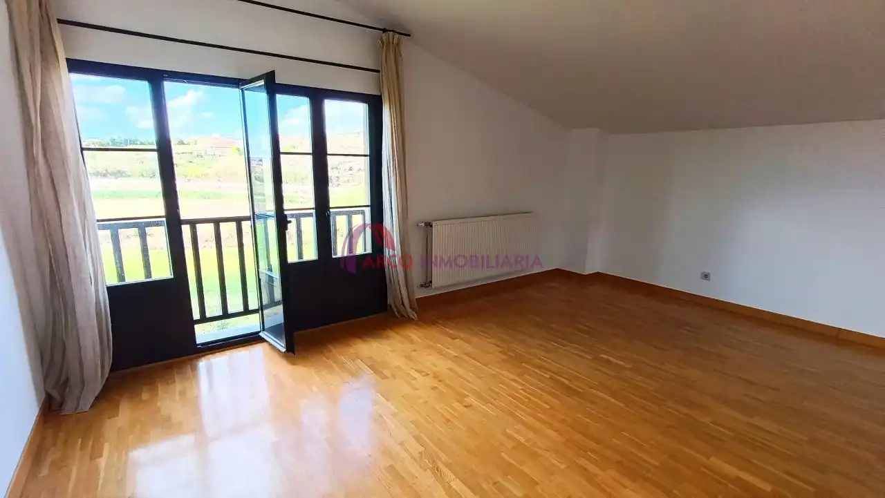 Schlafzimmer von Einfamilien-Reihenhaus zum Verkauf in Cardeñadijo mit Heizung, Privatgarten und Terrasse