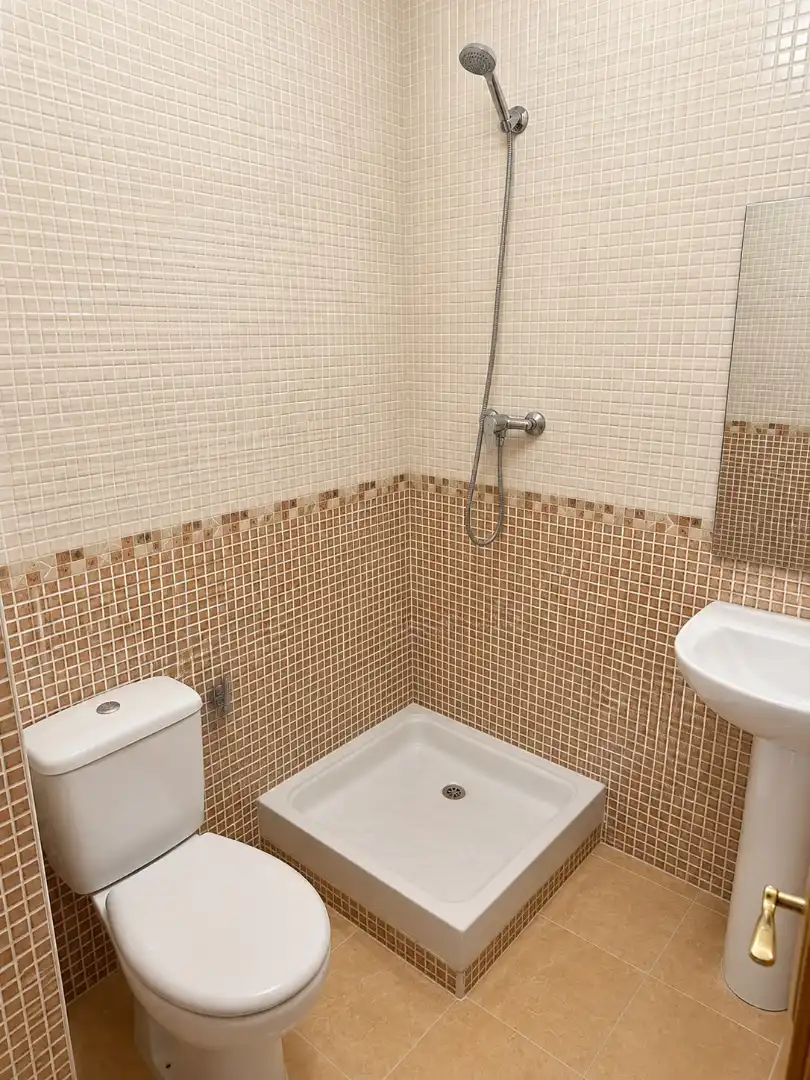 Bathroom of Flat for rent in Malpica de Tajo  with Air Conditioner, Parquet flooring and Oven