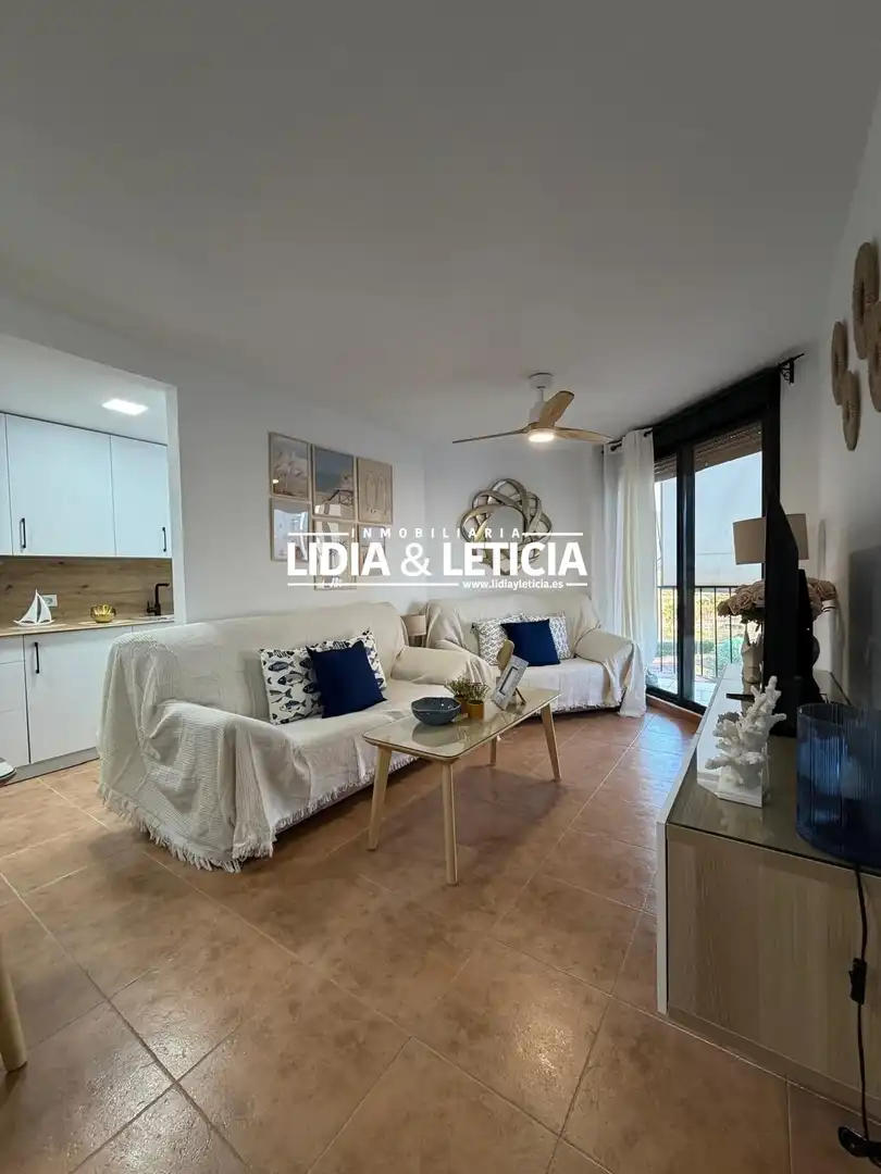 Wohnzimmer von Dachboden zum Verkauf in Zahara de los Atunes mit Privatgarten, Terrasse und Abstellraum