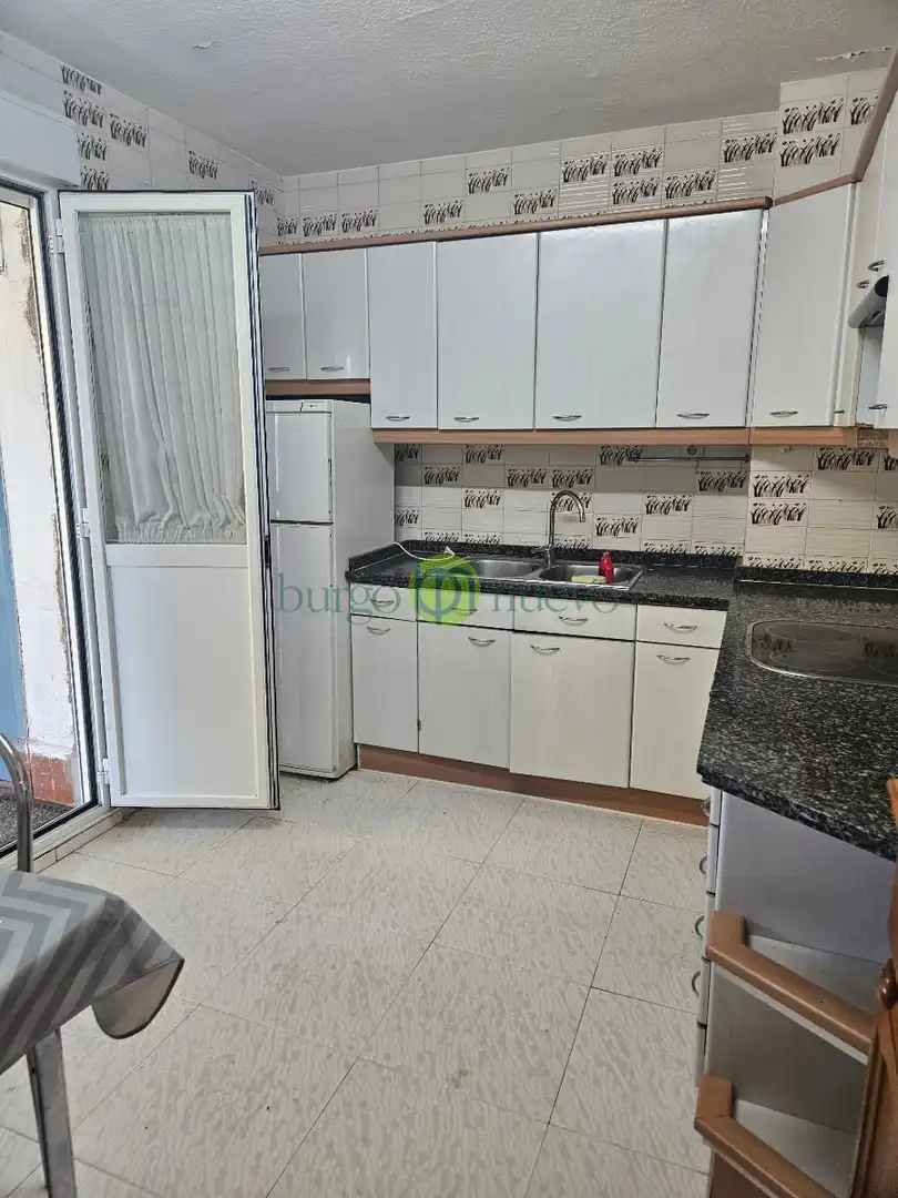 Cuina de Casa o xalet en venda en Sariegos amb Calefacció, Terrassa i Balcó