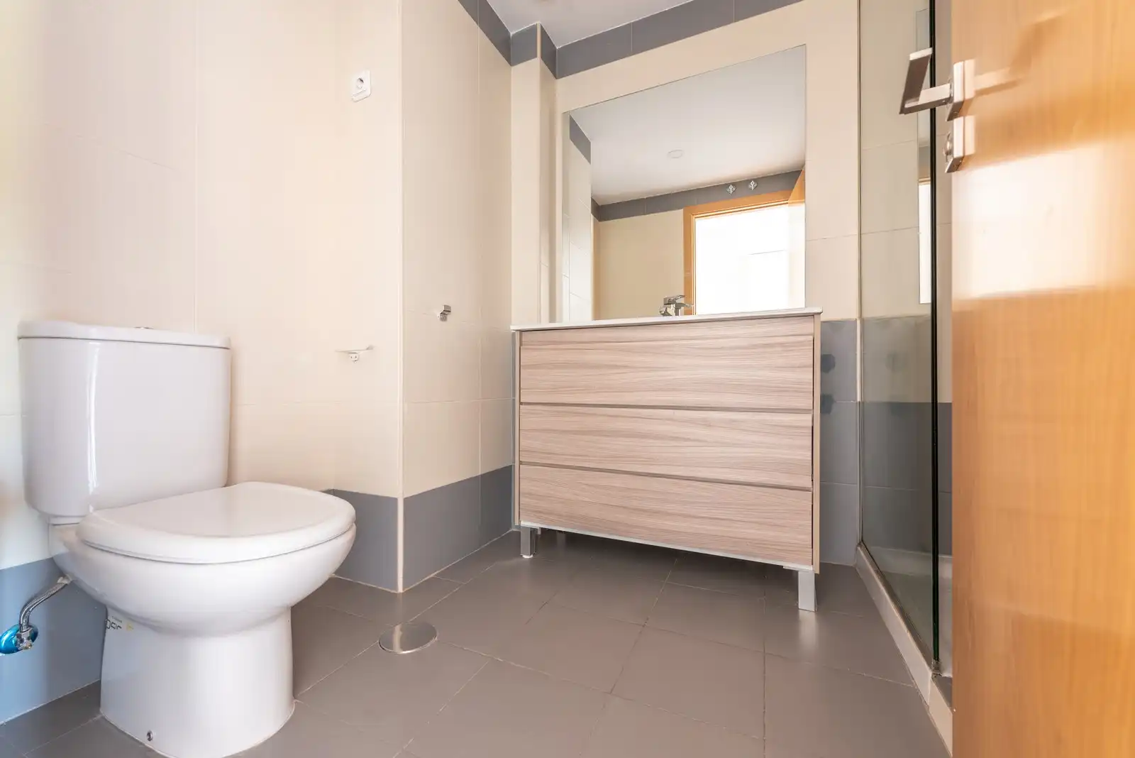 Bathroom of Study for rent in Madrid  with Air Conditioner, Terrace and Storage room