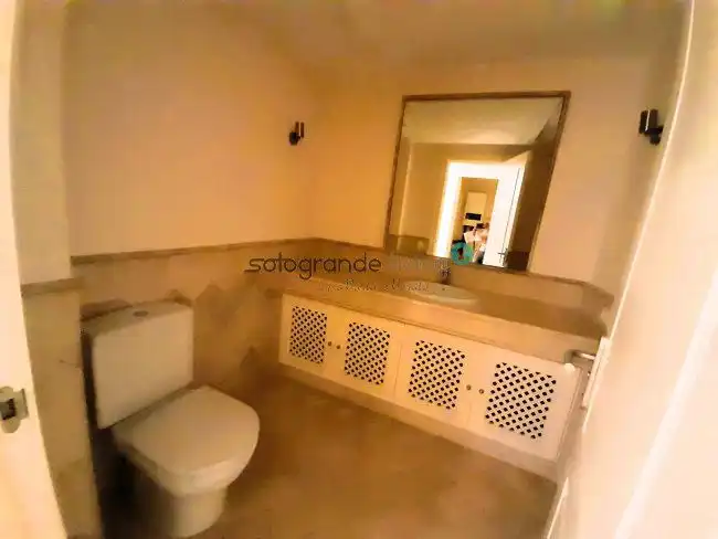 Bany de Apartament de lloguer en Sotogrande amb Aire condicionat, Calefacció i Terrassa