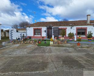 Vista exterior de Casa o xalet en venda en Berrocal de Huebra amb Traster i Moblat