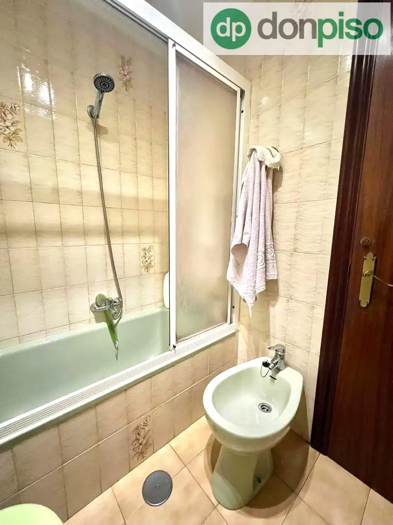 Badezimmer von Wohnung zum Verkauf in Santander mit Möbliert und Balkon
