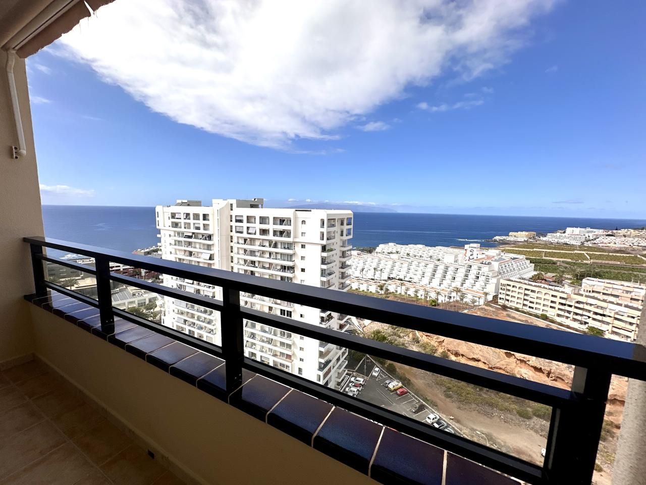 Vista exterior de Pis en venda en Adeje amb Terrassa i Piscina comunitària