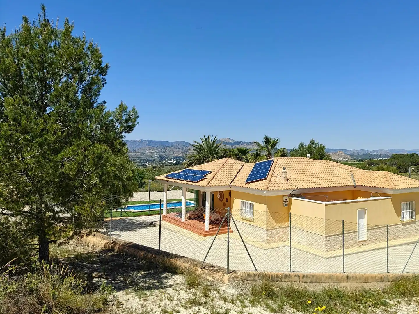 Vista exterior de Casa o xalet en venda en Petrer amb Terrassa
