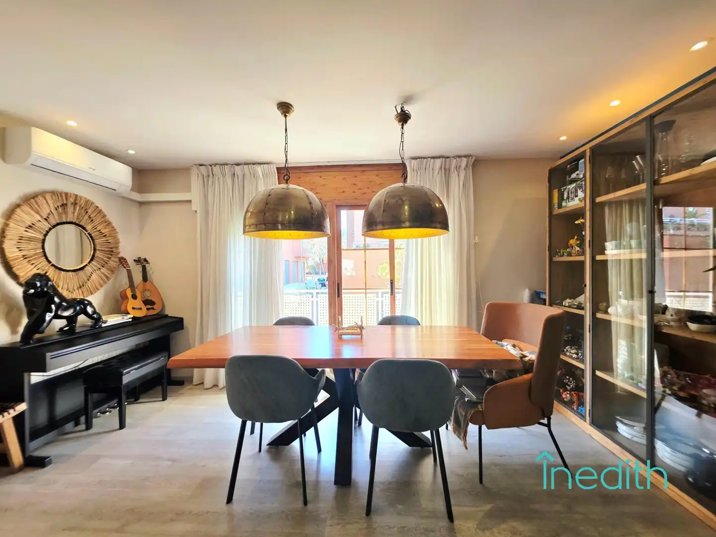 Comedor de Casa adosada en venta en Castelldefels con Aire acondicionado, Calefacción y Jardín privado