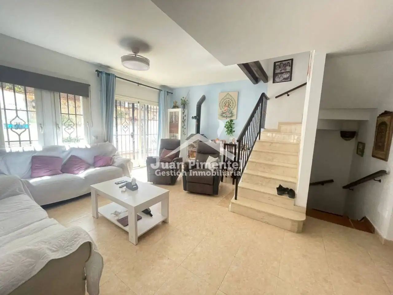 Sala d'estar de Casa adosada en venda en Estepona amb Aire condicionat, Jardí privat i Terrassa