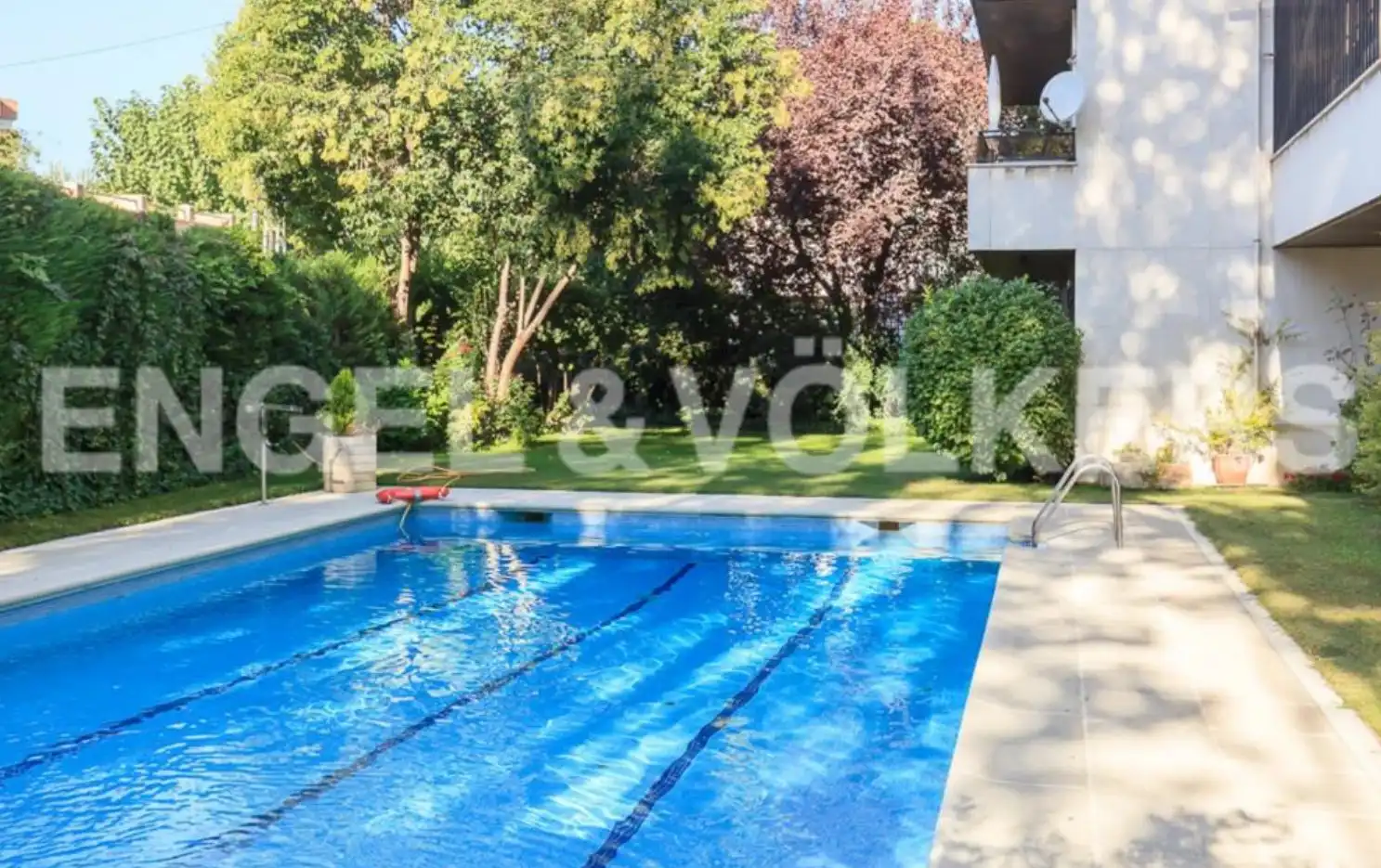 Schwimmbecken von Wohnung zum Verkauf in Madrid mit Klimaanlage, Heizung und Privatgarten