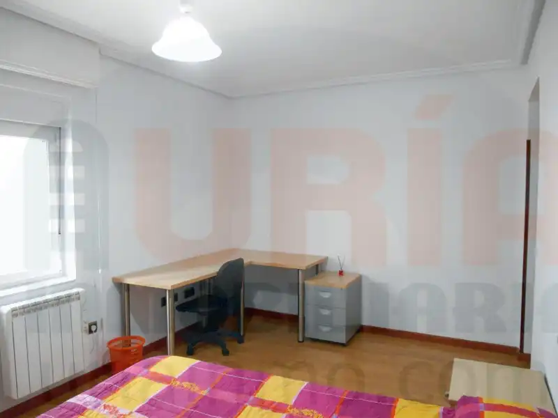 Habitación de Piso en venta en Oviedo  con Calefacción, Trastero y Amueblado