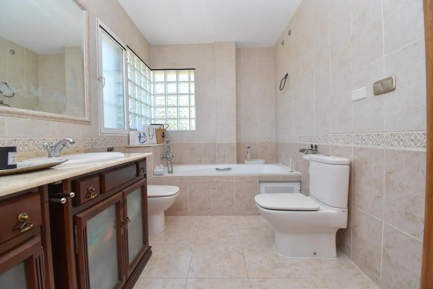 Bany de Casa o xalet en venda en Elche / Elx amb Aire condicionat, Calefacció i Jardí privat