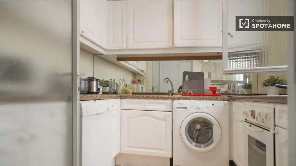 Kitchen of Flat for share in Barrio de Salamanca