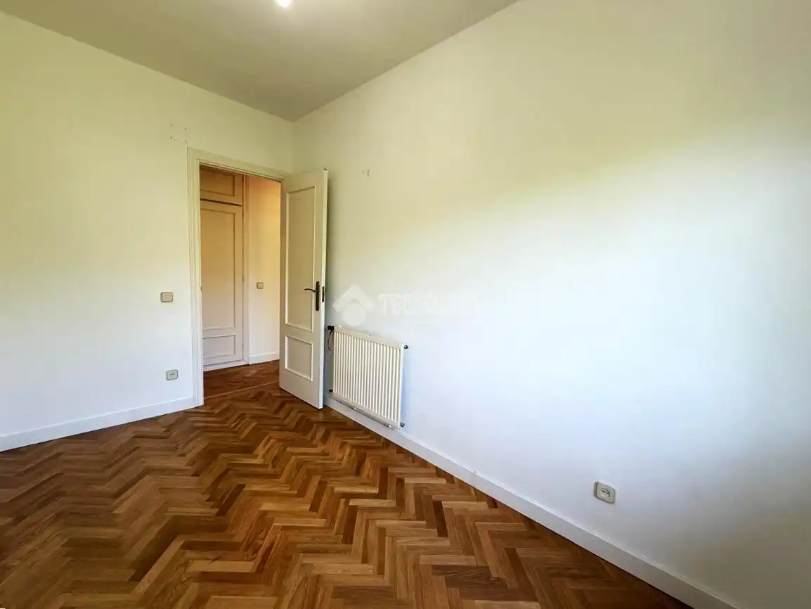 Bedroom of Flat for rent in Madrid  with Parquet flooring, Storage room and Balcony