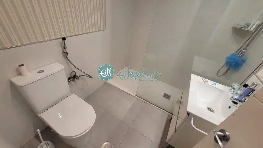 Bany de Pis en venda en Segovia amb Calefacció, Parquet i Terrassa