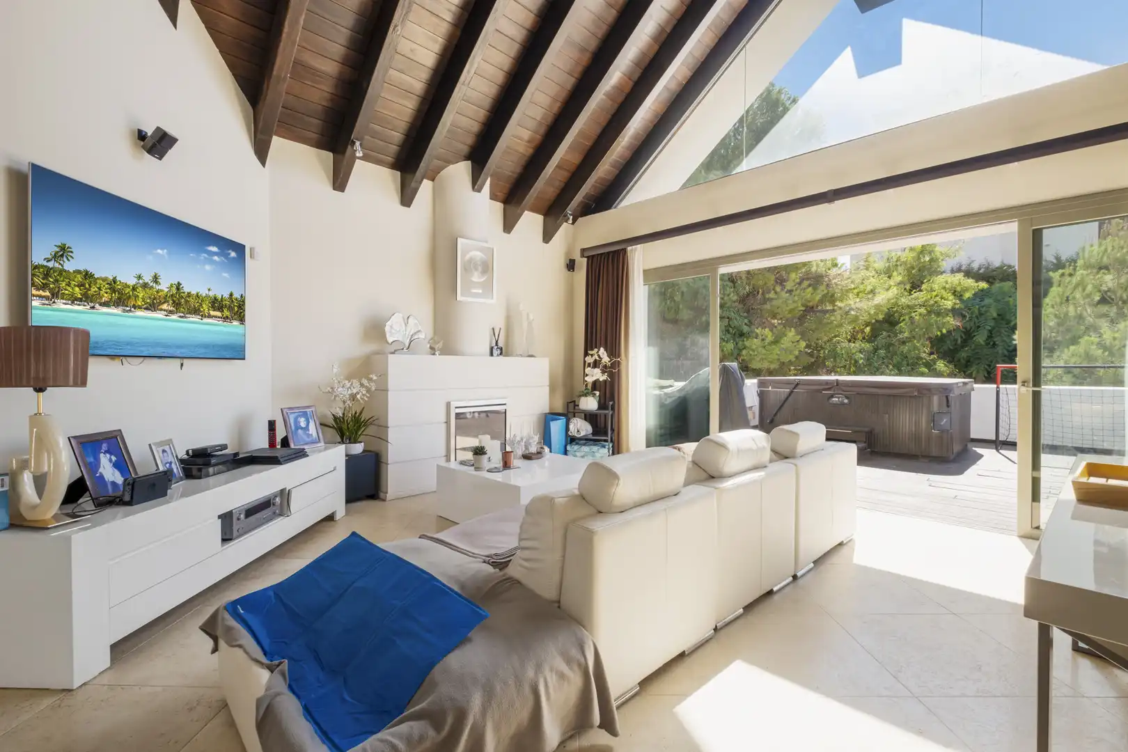Wohnzimmer von Dachboden zum Verkauf in Benahavís mit Klimaanlage, Heizung und Terrasse