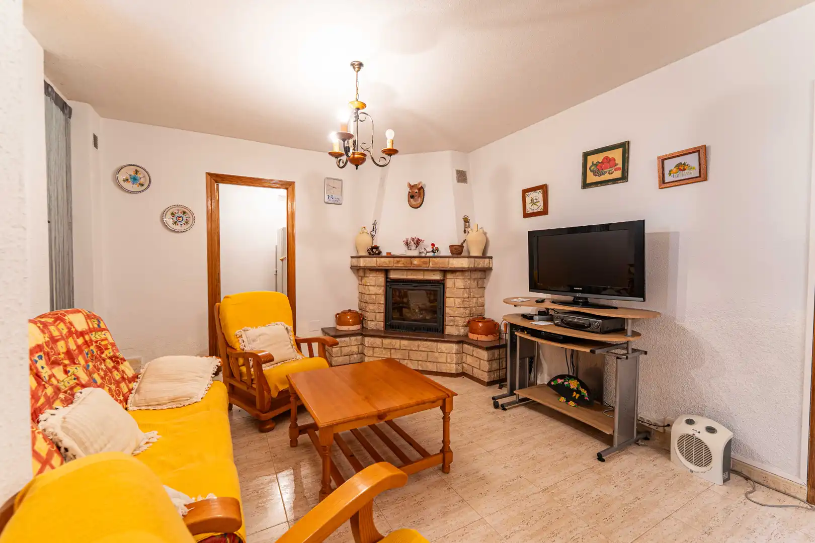 Sala d'estar de Casa adosada en venda en Arroyomolinos (Madrid) amb Calefacció, Jardí privat i Moblat