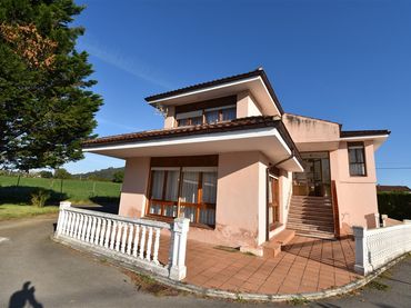 Detached house with garden for sale in Barrio Castillo