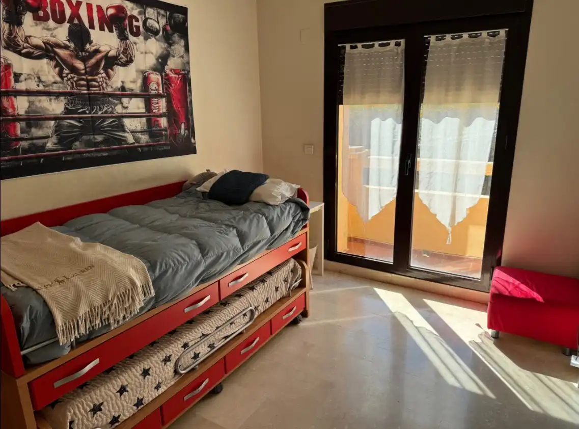 Dormitori de Casa adosada en venda en Estepona amb Aire condicionat, Calefacció i Jardí privat