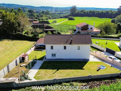 Vista exterior de Casa o xalet en venda en A Laracha   amb Calefacció i Jardí privat