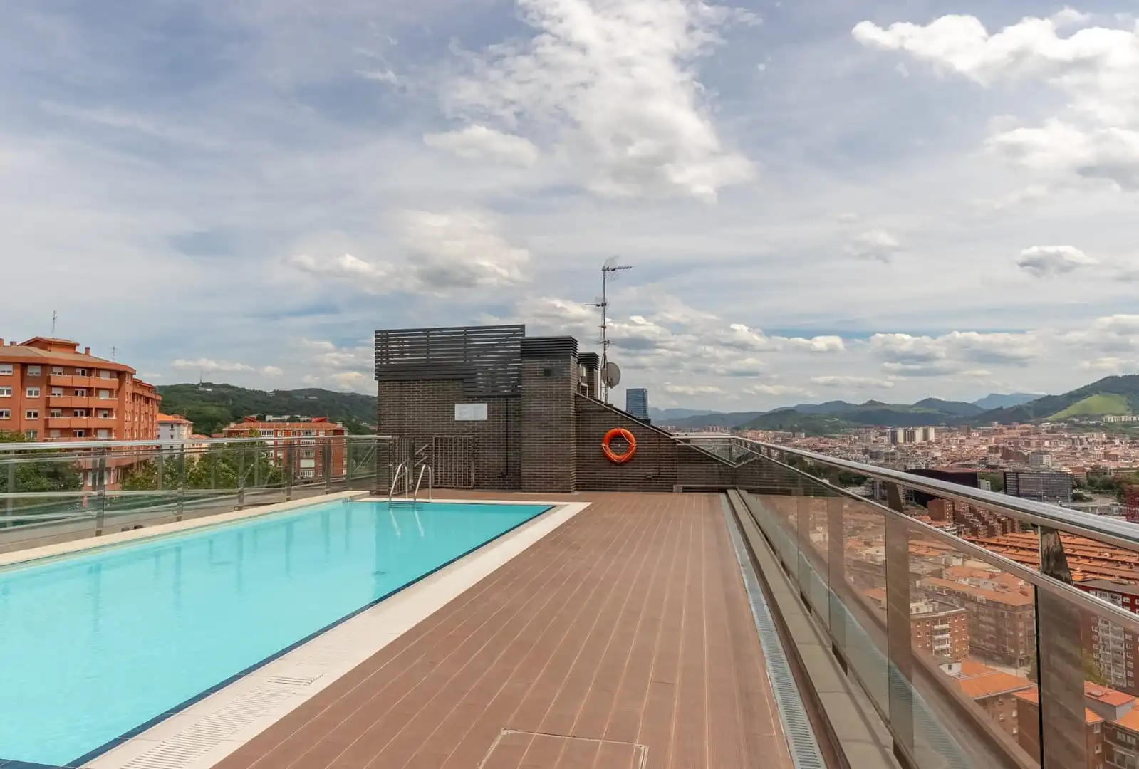 Piscina de Pis en venda en Bilbao  amb Calefacció, Terrassa i Traster