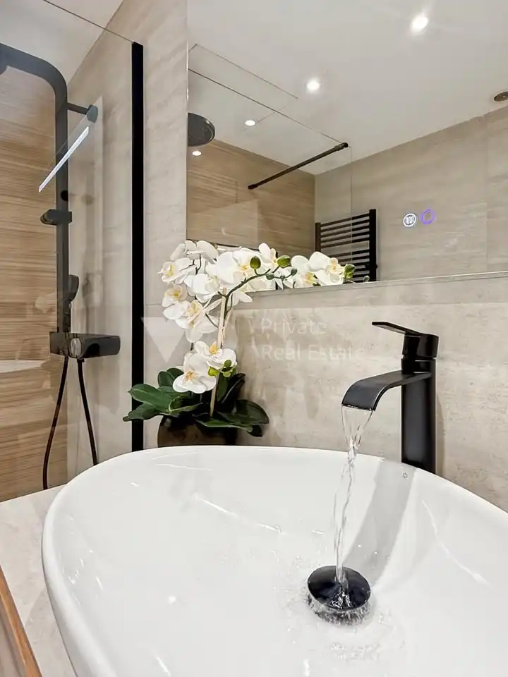 Badezimmer von Erdgeschoss zum Verkauf in Boadilla del Monte mit Klimaanlage, Heizung und Privatgarten