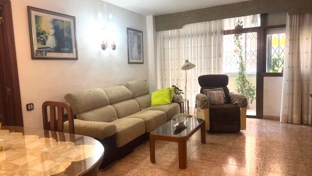 Sala d'estar de Pis en venda en Cornellà de Llobregat amb Calefacció, Moblat i Forn