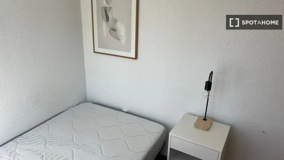 Habitación de Piso de alquiler en Madrid con Aire acondicionado, Calefacción y Amueblado