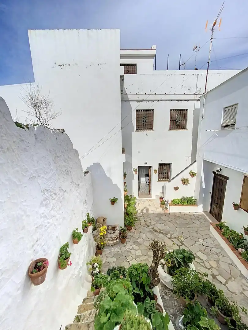 Vista exterior de Casa o xalet en venda en Medina Sidonia amb Terrassa, Moblat i Balcó