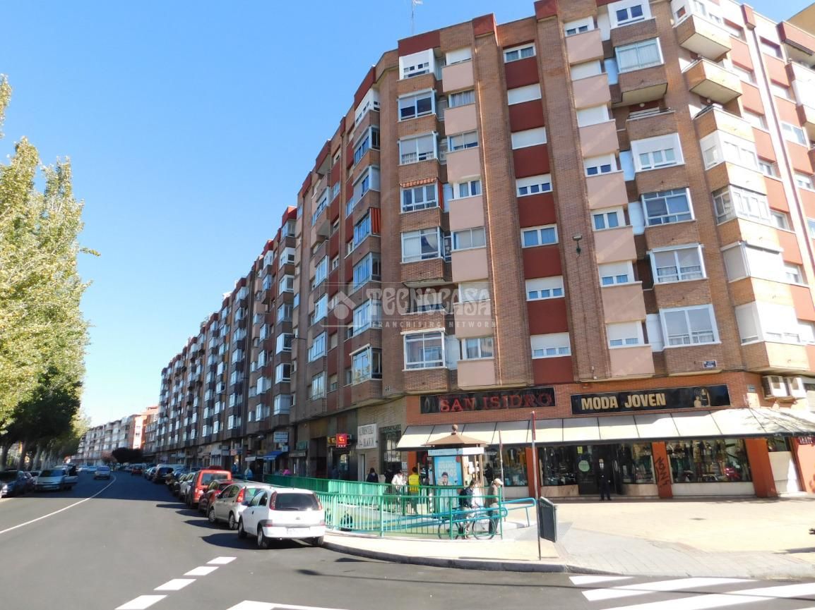 Vista exterior de Piso en venta en Valladolid Capital con Calefacción y Amueblado