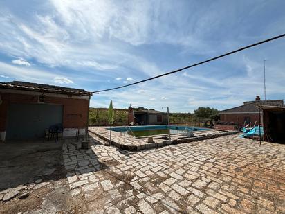 Schwimmbecken von Country house zum verkauf in Villa del Prado mit Klimaanlage, Heizung und Möbliert
