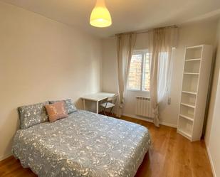 Bedroom of Flat to share in  Madrid Capital  with Heating and Washing machine