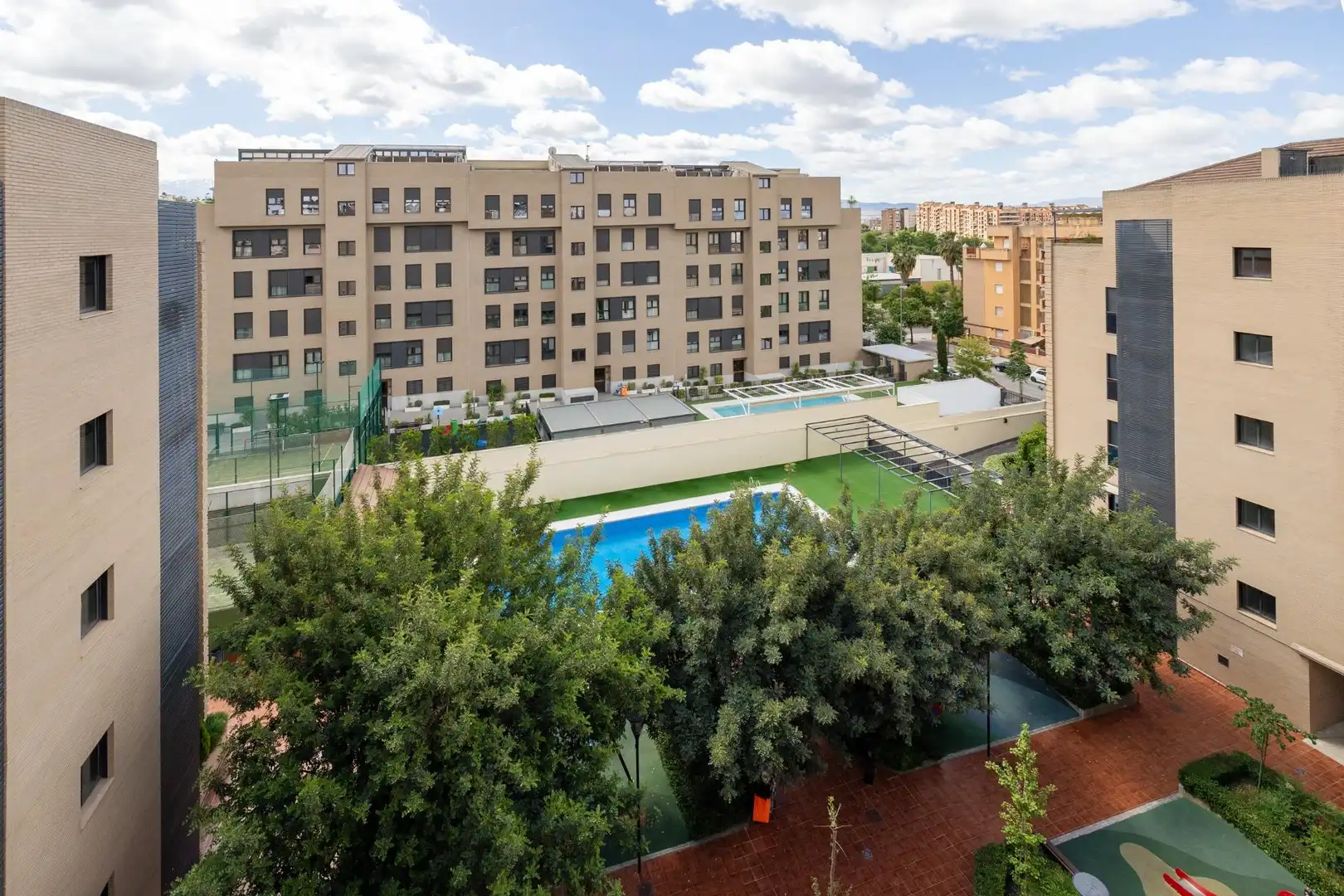 Piscina de Pis en venda en Granada amb Aire condicionat, Calefacció i Parquet