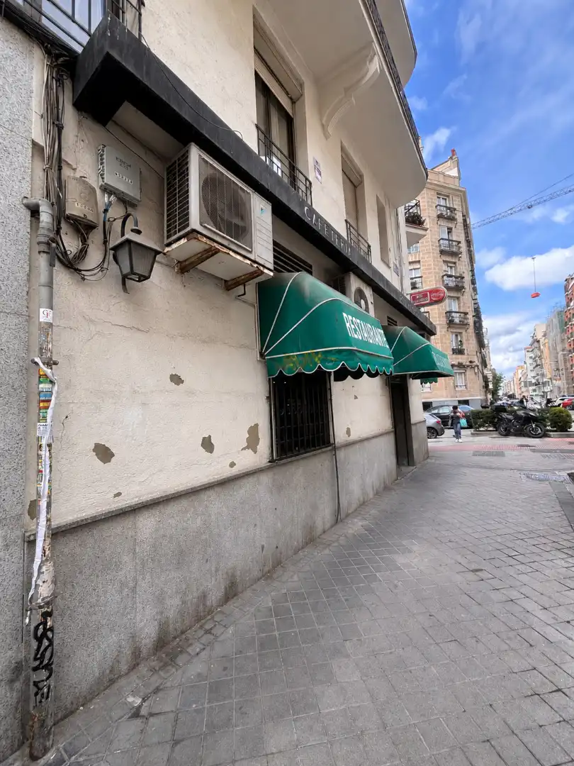 Vista exterior de Local de alquiler en Madrid con Calefacción, Terraza y Amueblado