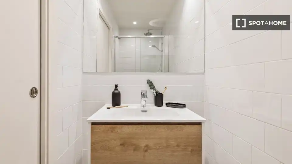 Baño de Piso de alquiler en Barcelona con Aire acondicionado, Calefacción y Amueblado