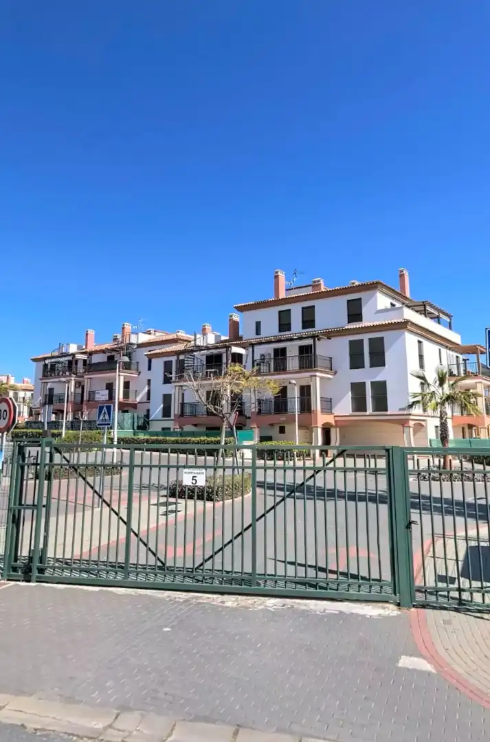 Vista exterior de Piso en venta en Ayamonte con Terraza y Piscina comunitaria
