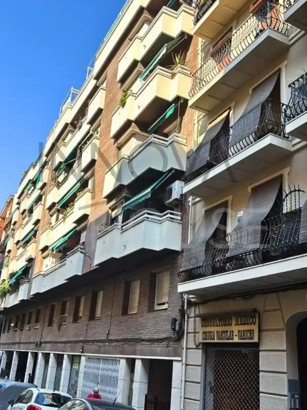 Vista exterior de Pis en venda en Barcelona amb Moblat i Balcó