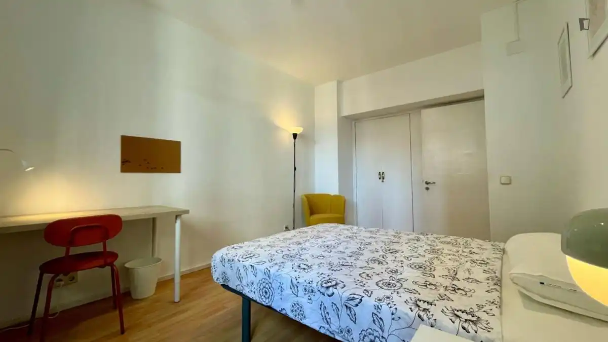 Schlafzimmer von Wohnungen zur untervermieten in Madrid mit Möbliert, Ofen und Waschmaschine