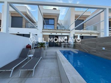 Maison mitoyenne avec balcon à vendre à Calle ROSALIA DE CASTRO