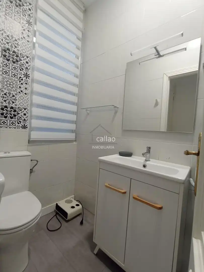 Bathroom of Apartments for rent in Ferrol  with Heating and Furnished