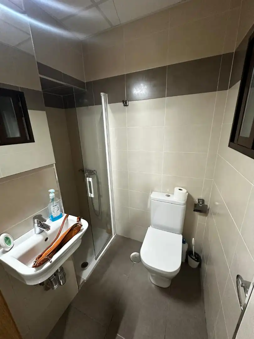 Badezimmer von Wohnungen zur Miete in Jaén mit Klimaanlage und Möbliert